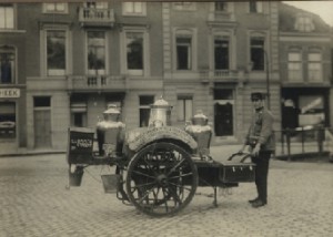 Melkventer van der stoomzuivelfabriek C.G. van der Lee in Utrecht.